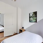 Maison Moderne, En Pierre Avec Terrasse Pour 6 *