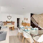 Maison Moderne, En Pierre Avec Terrasse Pour 6 *