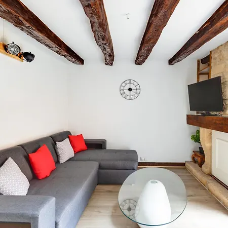 Maison Moderne, En Pierre Avec Terrasse Pour 6